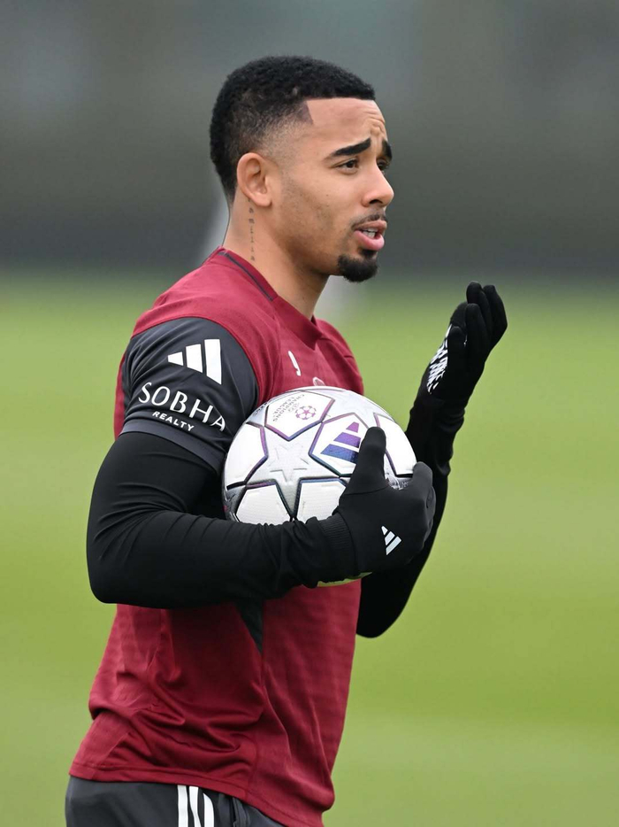  冲刺阶段克里夫兰骑士备战欧冠阿扎伦卡在阿森纳比赛中大比分领先，多特蒙德关键时刻单刀错失瞬间刷屏